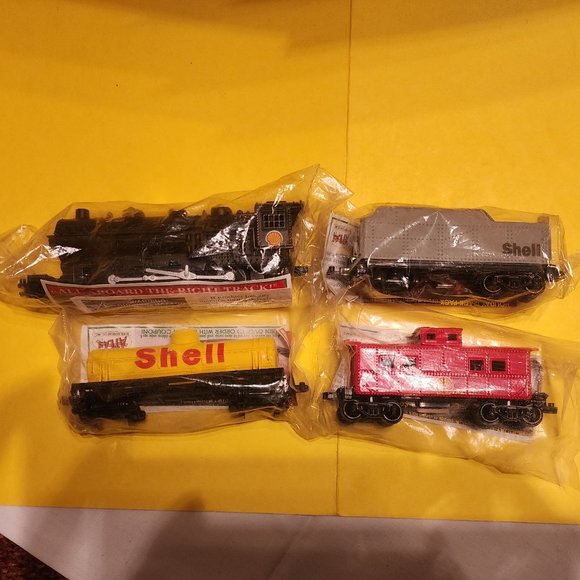 Shell Oil Train Set Die Cast 4 Pieces - New Sealed 1996 🚂🚂🚂🚂 - Picture 1 of 8